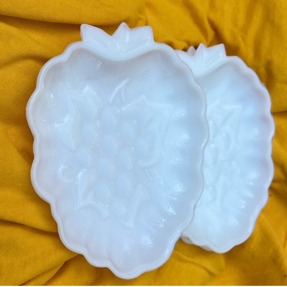 Set of 8 Vintage Hazel Atlas platonite milk glass grape dessert plate - Picture 2 of 2